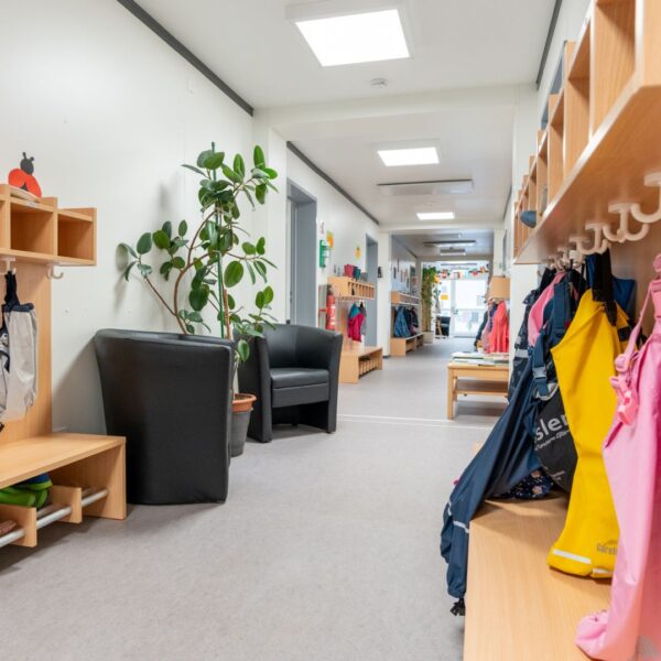 20241026_1_Kindergarten-Bechtheim_BPlusL_TimoDehnProductions_TDP05261-HDR-2 Gang in Kindergarten mit Infrarot-Deckenheizung