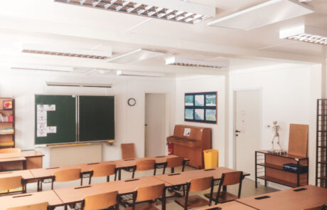 Schule 1 Schulklasse mit Deckenheizung