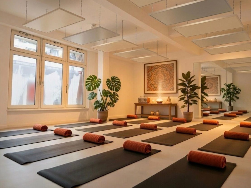 Hot-Yoga-Studio mit abgehängter Deckenheizung