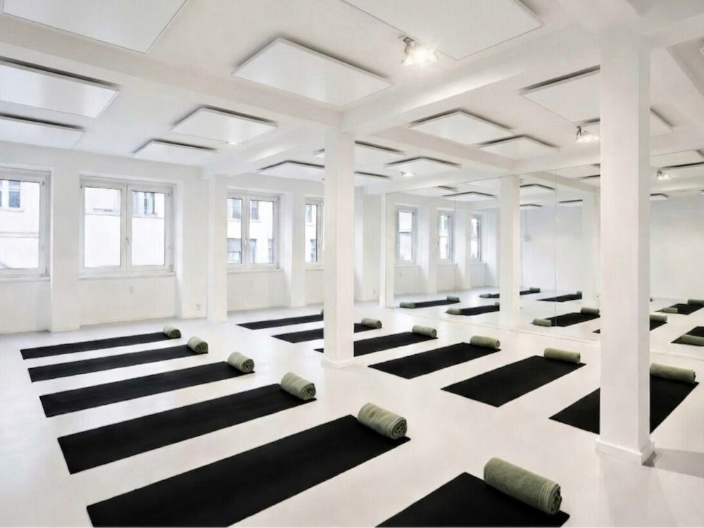 Hot-Yoga-Studio mit Deckenheizung
