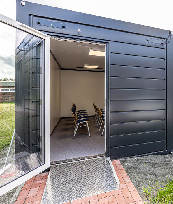 Geöffneter Container mit Decken-Infrarotheizung